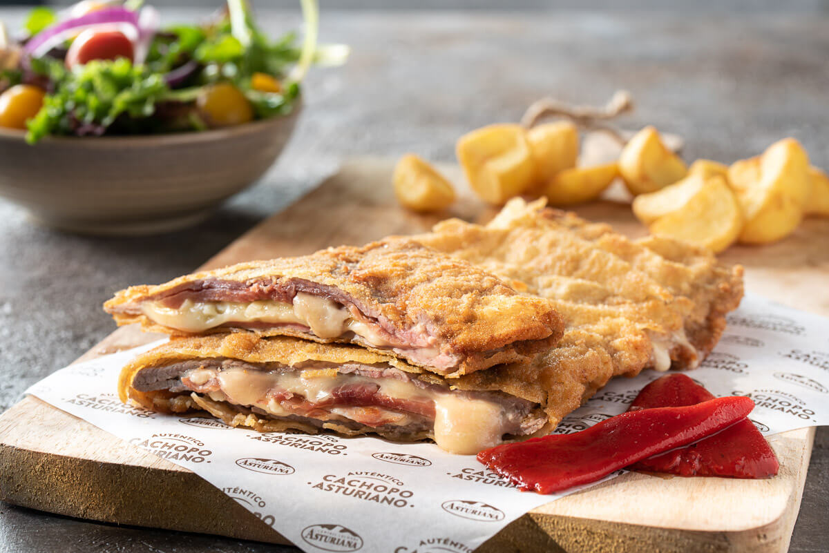 qué comer en Asturias. cachopo con queso fundido qué comer en Asturias. cachopo con queso fundido